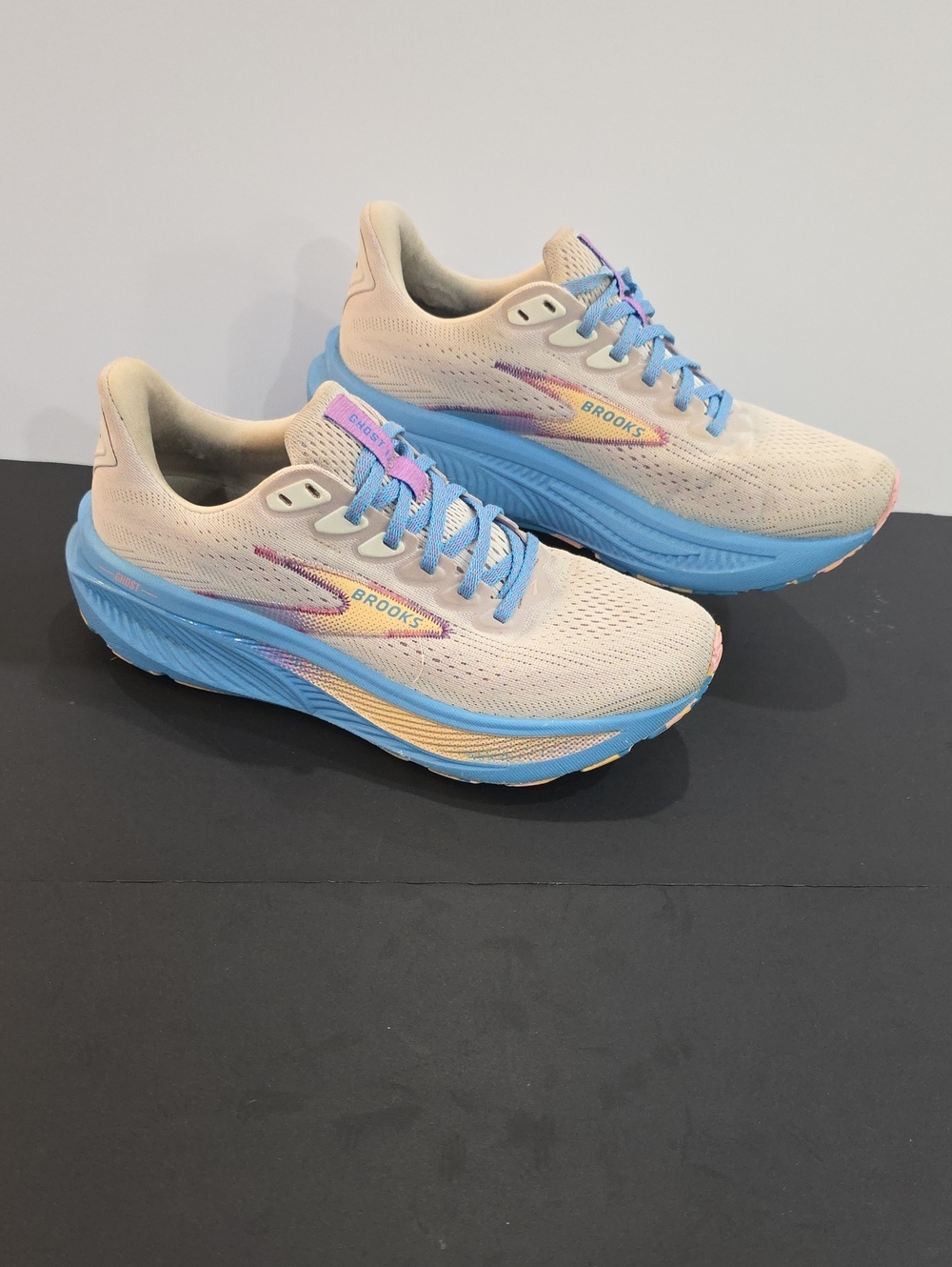 Brooks Ghost 17 Women’s Athletic Shoes — Cream, Blue & Pink Accents Size 8.5